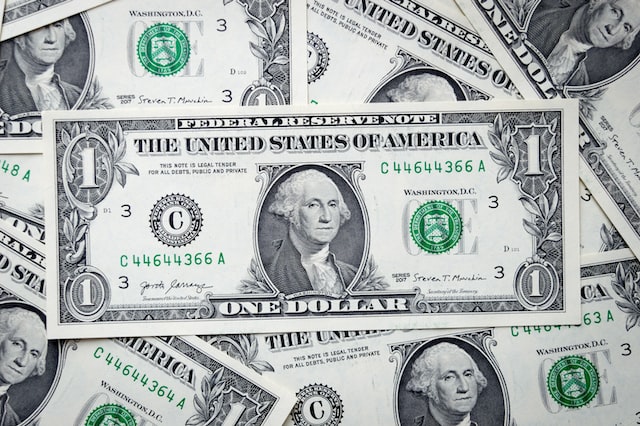 Imagem da moeda norte-americana para mostrar como comprar dólar, pagar mais barato e não precisar sair de casa