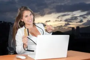 Imagem de uma mulher que fez uma compra online, para exemplificar a explicação do que são as facilitadoras de pagamentos internacionais, como elas funcionam e atuam.