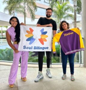 Janaina Assis e Diego Zia, CEOs da B2Gether, em encontro com Ariane Noronha, CEO da Soul Bilíngue. Eles se encontraram para registrar a renovação de parceria entre as duas organizações.