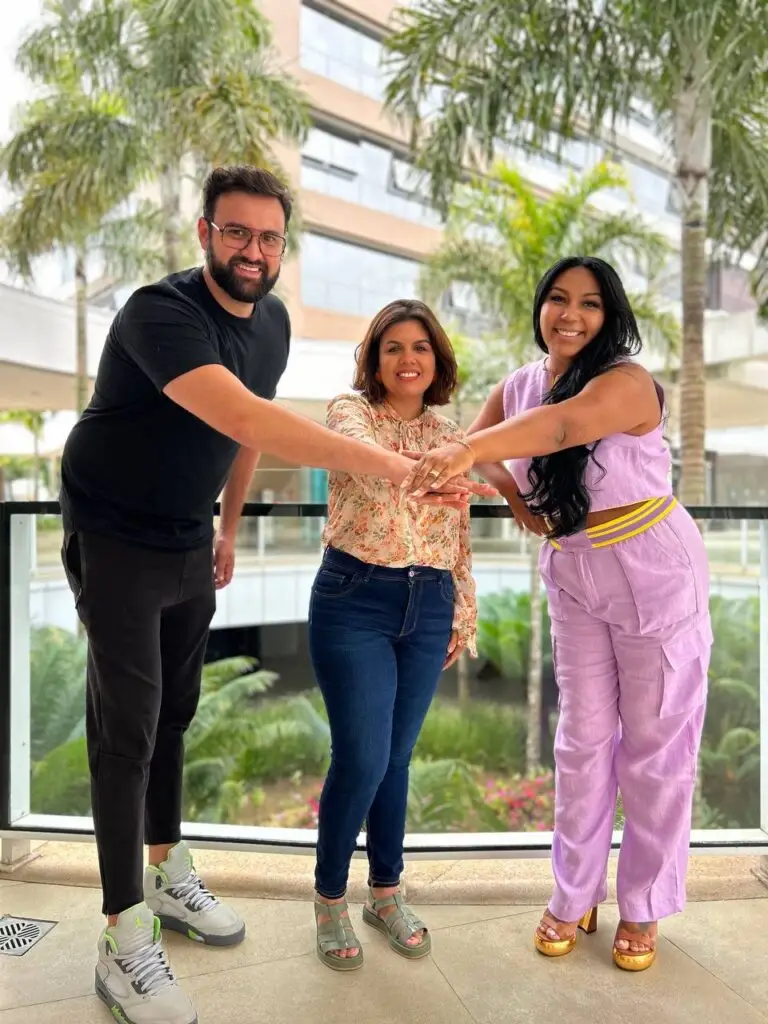 Na imagem, os CEOs da B2Gether, Janaina Assis e Diego Zia, celebram a renovação da parceria com a Soul Bilíngue com a fundadora da ONG, Ariane Noronha.