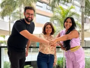 Na imagem, os CEOs da B2Gether, Janaina Assis e Diego Zia, celebram a renovação da parceria com a Soul Bilíngue com a fundadora da ONG, Ariane Noronha.