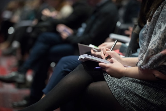 Imagem de mulheres em evento fazendo anotações, ilustrando o 1º Encontro de Empreendedoras que será realizado em Mogi das Cruzes, no dia 21 de março de 2024.