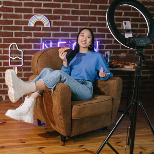 Imagem de uma influencer que grava vídeos para redes sociais e precisa de um serviço de câmbio para receber monetização.