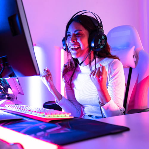 Imagem de uma jovem gamer que faz streaming na Twitch e precisa de um serviço de câmbio para receber monetização.