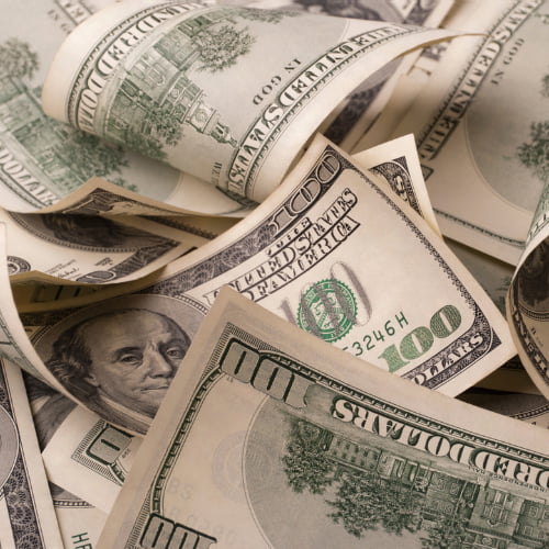 Imagem de notas de dólar que simbolizam serviços de câmbio para empresas e transferência internacional.