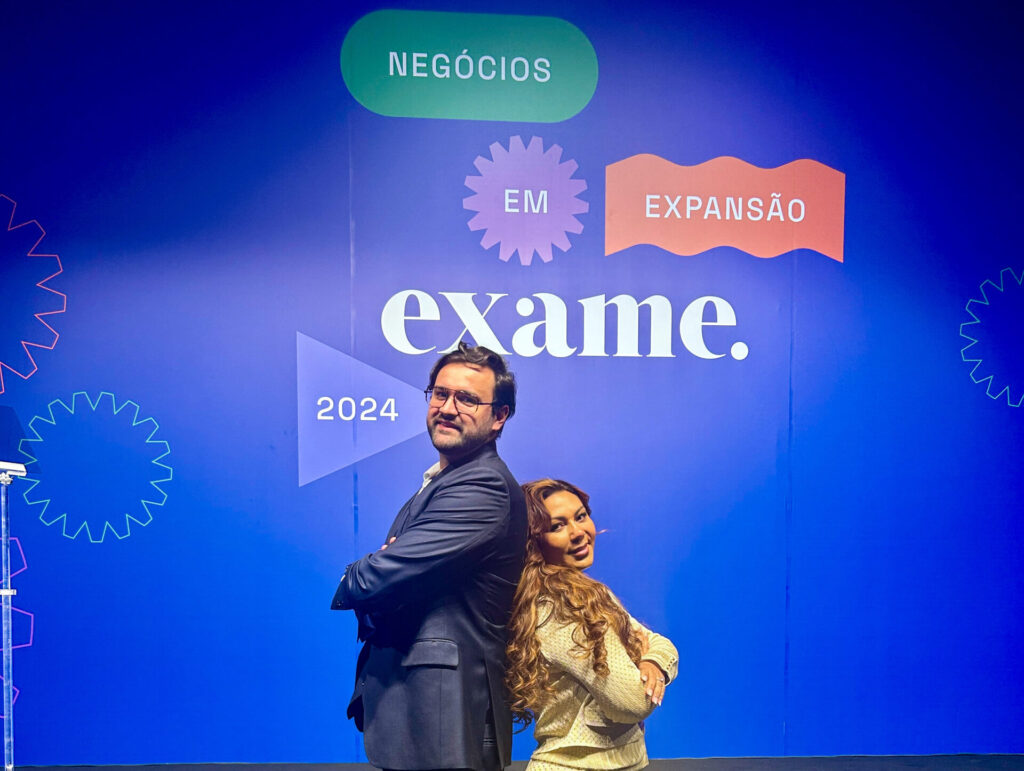 A imagem mostra Diego Zia e Janaina Assis, CEOs da B2Gether, posando para foto durante o evento do Ranking Exame Negócios em Expansão 2024, em São Paulo.