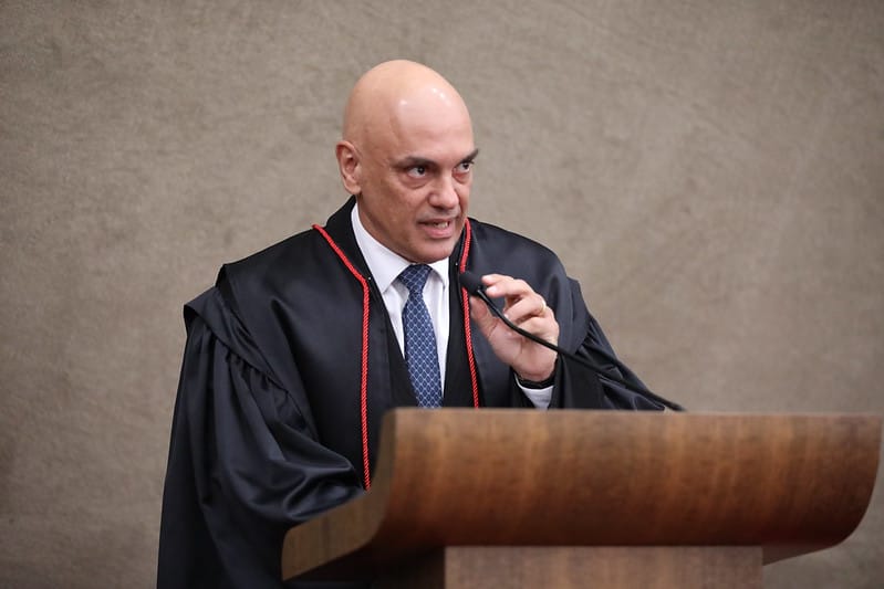 Na imagem, está o ministro Alexandre de Moraes, do STF, que decidiu manter a elevação das alíquotas do IOF (Imposto sobre Operações Financeiras) em 2025.