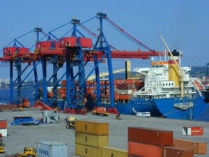 Imagem do porto de Santos, onde é realizada uma importação. Essa imagem responde a uma pergunta muito realizada na internet sobre quais os Estados que mais importam no Brasil. Segundo os dados, São Paulo lidera o ranking.