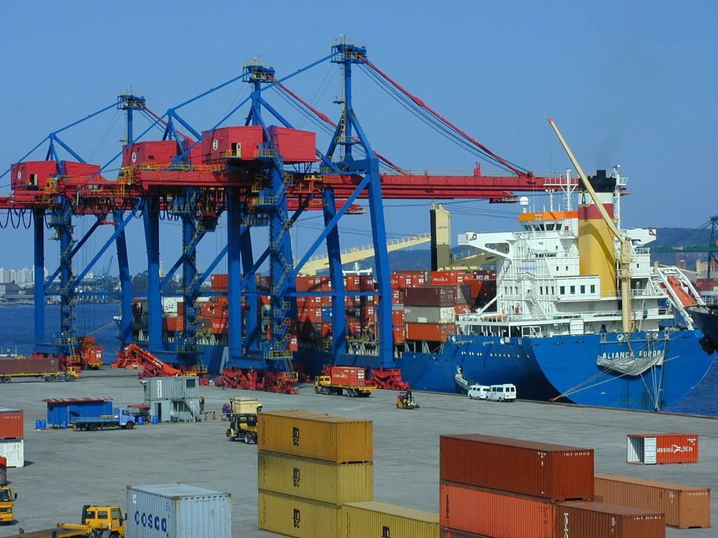 Imagem do porto de Santos, onde é realizada uma importação. Essa imagem responde a uma pergunta muito realizada na internet sobre quais os Estados que mais importam no Brasil. Segundo os dados, São Paulo lidera o ranking.