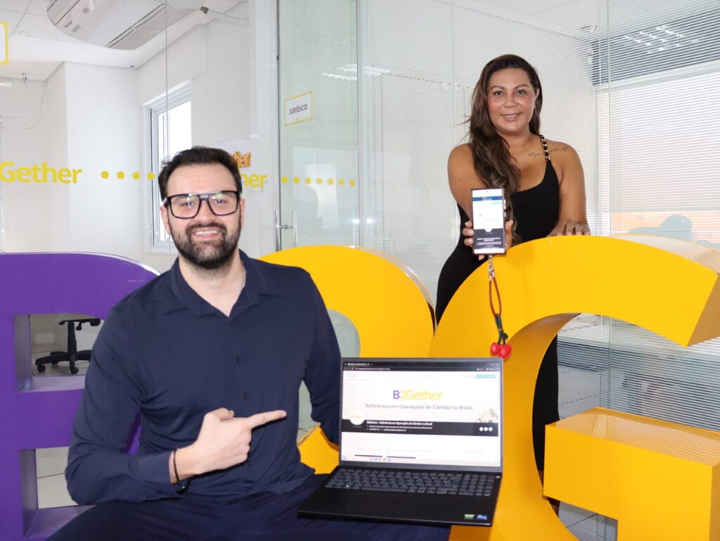 Na imagem, estão os empresários Janaina Assis e Diego Zia, sócios-fundadores da B2Gether, empresa referência em operações de câmbio no Brasil. A imagem ilustra o lançamento de um novo meio de pagamento internacional da empresa via stablecoins.