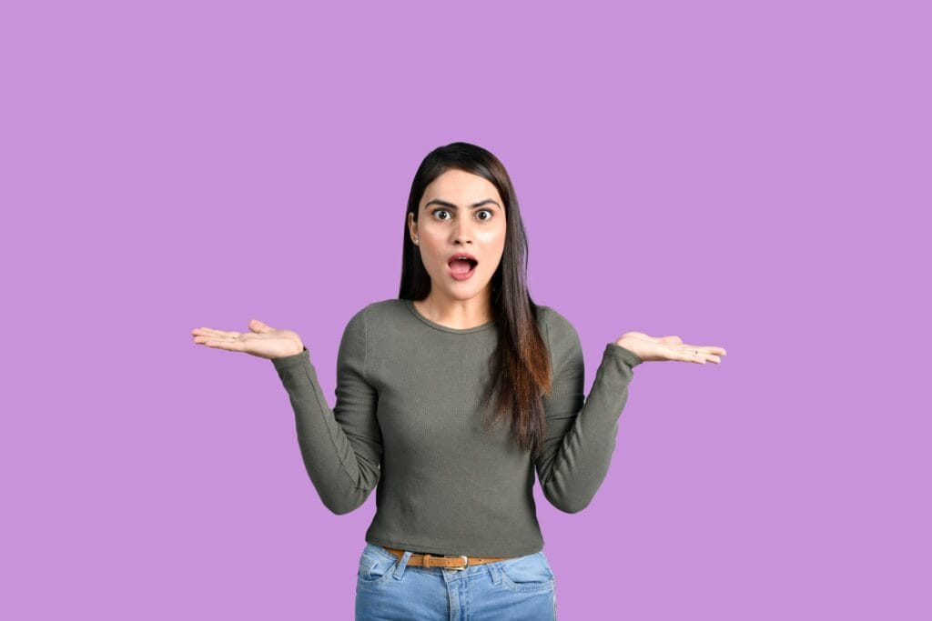 Na imagem, há uma mulher apresentando um semblante de dúvida. A imagem ilustra uma dúvida muito comum entre decisores financeiros: qual é a melhor opção para pagar uma importação: um banco, uma corretora ou um correspondente cambial?