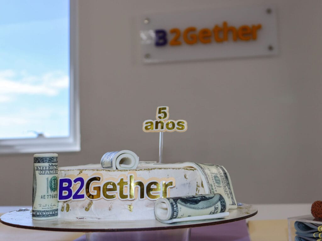 Na imagem, você vê o bolo utilizado para comemorar o aniversário de 5 anos da B2Gether, empresa de câmbio especializada em operações de importação, exportação e pagamentos internacionais.