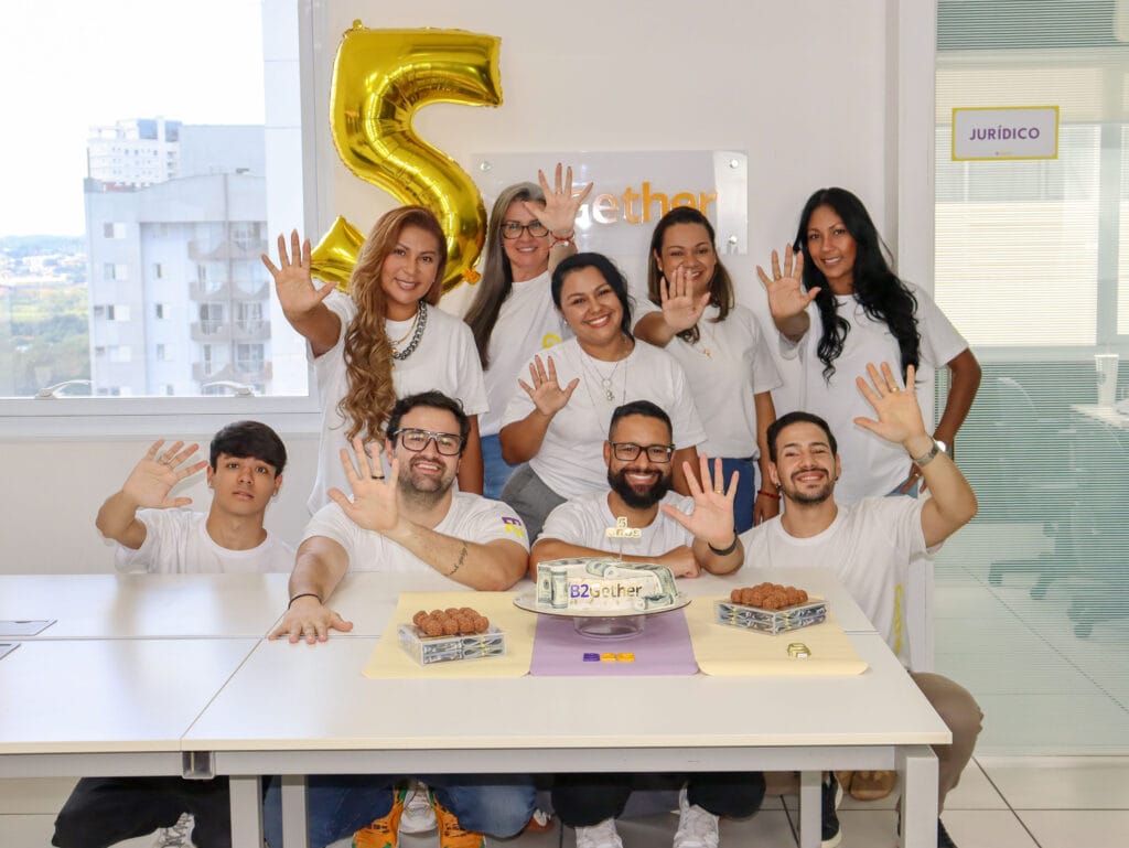 Imagem da equipe da B2Gether comemorando o aniversário de 5 anos da empresa de câmbio em Mogi das Cruzes. A B2Gether é referência em operações de câmbio no Brasil.