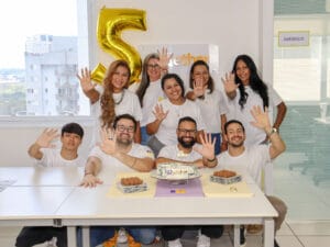 Imagem da equipe da B2Gether comemorando o aniversário de 5 anos da empresa de câmbio em Mogi das Cruzes. A B2Gether é referência em operações de câmbio no Brasil.