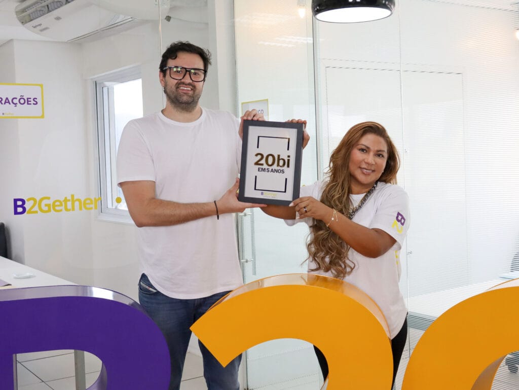 Na imagem, você vê o Diego Zia e a Janaina Assis, criadores da B2Gether, empresa de câmbio líder em operações B2B, como importação, exportação, aportes de capital, pagamentos com stablecoins, soluções de mass payments para prestadores de eFX e pagamentos de serviços no exterior.