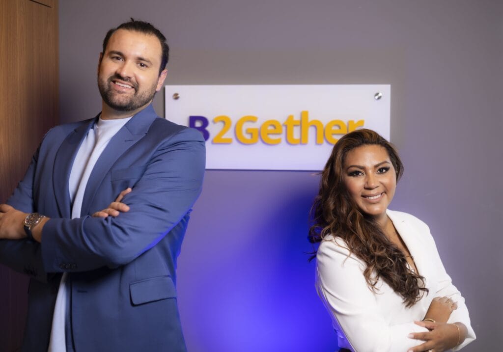 Na imagem, estão Diego Zia e Janaina Assis, sócios-fundadores da B2Gether, empresa de câmbio especializada em operações financeiras de importação, exportação e remessas internacionais. A B2Gether é uma empresa que busca ensinar como fazer uma operação de câmbio na prática.