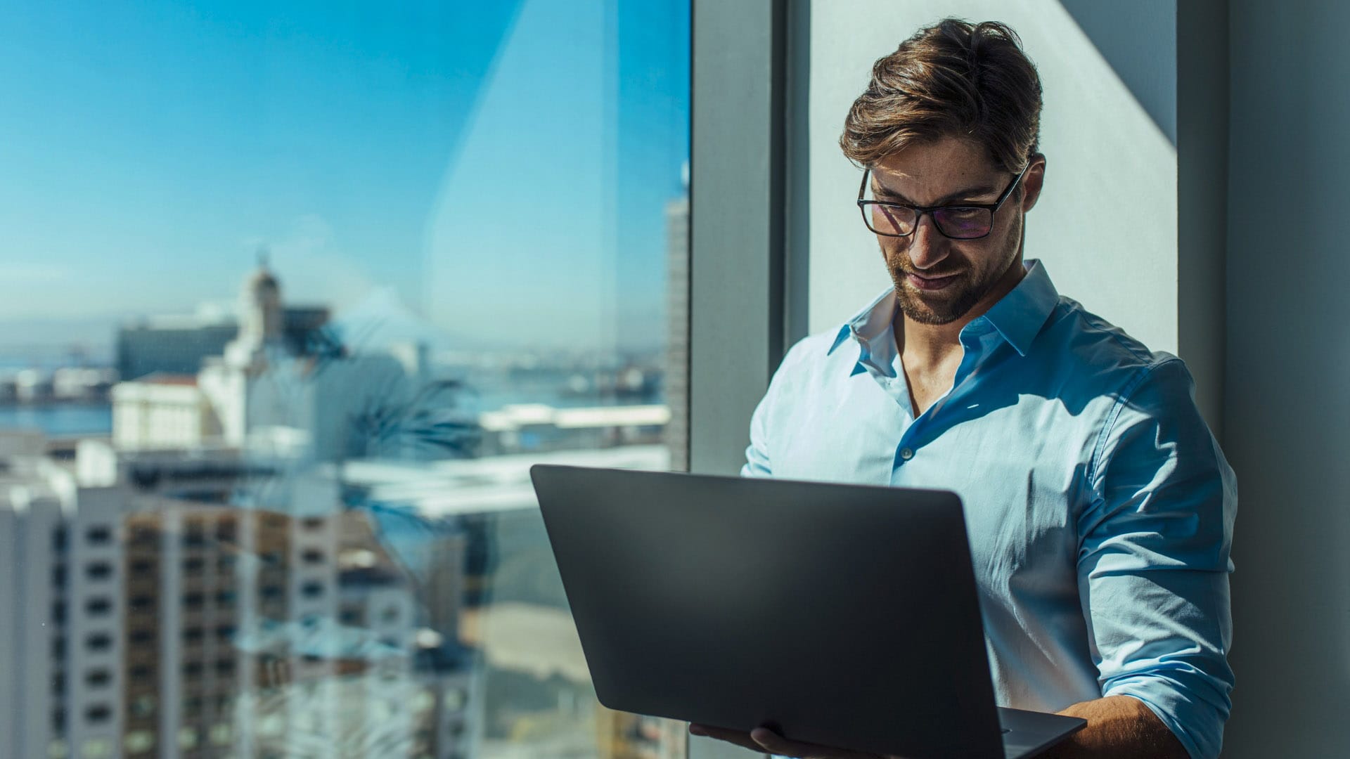 Imagem de um diretor financeiro utilizando o notebook e que precisa do serviço de uma empresa de câmbio como a B2Gether.