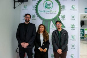Na imagem estão o Diego Zia e a Janaina Assis, sócios-fundadores da B2Gether, empresa de câmbio de Mogi das Cruzes que é especializada em operações financeiras de importação e exportação. Também está na foto, ao deles, o Bruno, representante do Sindicato Rural de Mogi das Cruzes.