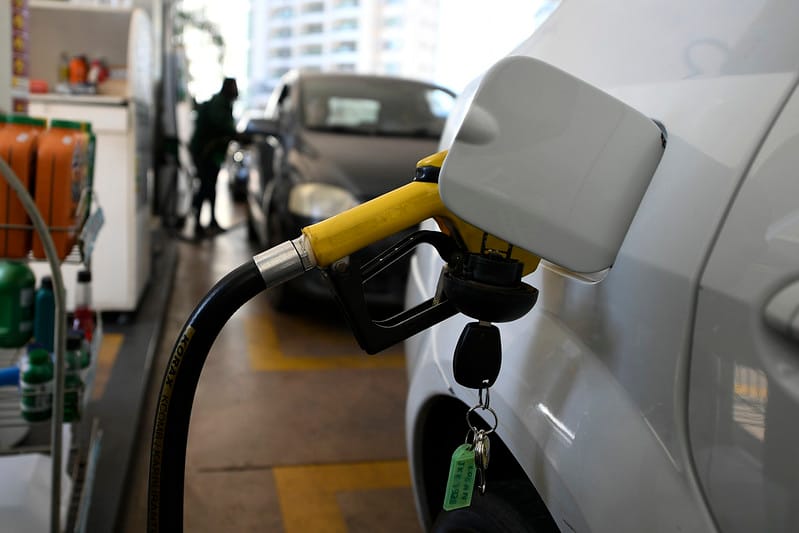 Imagem de um um posto de combustível, ilustrando a pesquisa da B2Gether mostrando dados sobre a importação de combustíveis refinados em julho de 2026.
