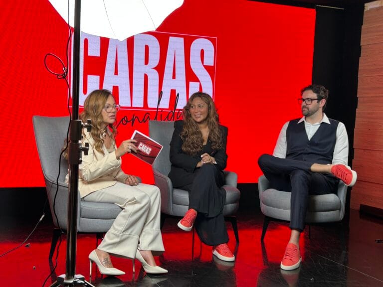 Foto da entrevista que os sócios-fundadores da B2Gether, Janaina Assis e Diego Zia, concederam ao programa Caras Personalidades, da Caras Brasil. Na entrevista, os executivos apresentaram o modelo de atuação da B2Gether e explicaram como a empresa auxilia importadoras, exportadoras e outras companhias que precisam fazer ou receber transferências internacionais.